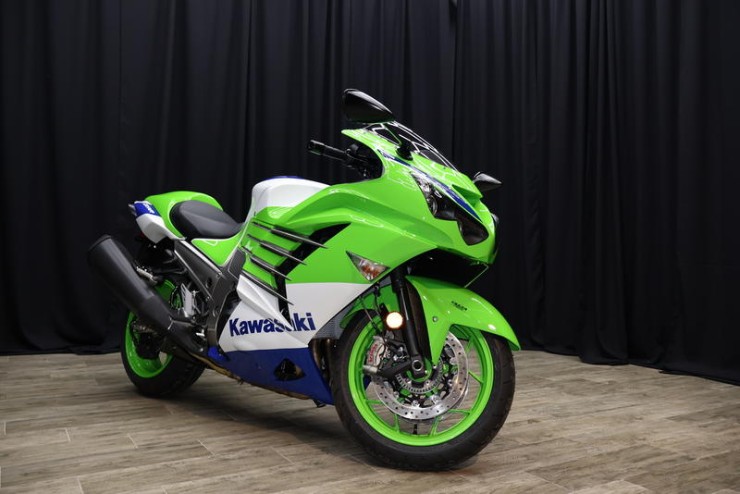 8. Kawasaki Ninja ZX-14R có giá niêm yết quốc tế là 16.599 USD (421,4 triệu đồng). Xe có thiết kế khung nhôm liên khối, trọng lượng nhẹ, hệ thống treo chất lượng cao, hệ thống động cơ 4 xi lanh thẳng hàng, dung tích 1.441cc mạnh mẽ. Ninja ZX-14R đạt công suất tối đa lên đến 210 mã lực.