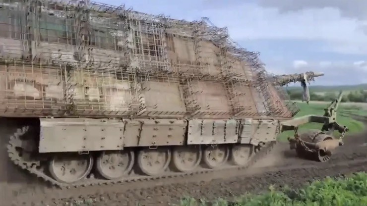 Xe tăng "mai rùa" của Nga trông lớn hơn đáng kể sau khi được bổ sung thêm giáp.