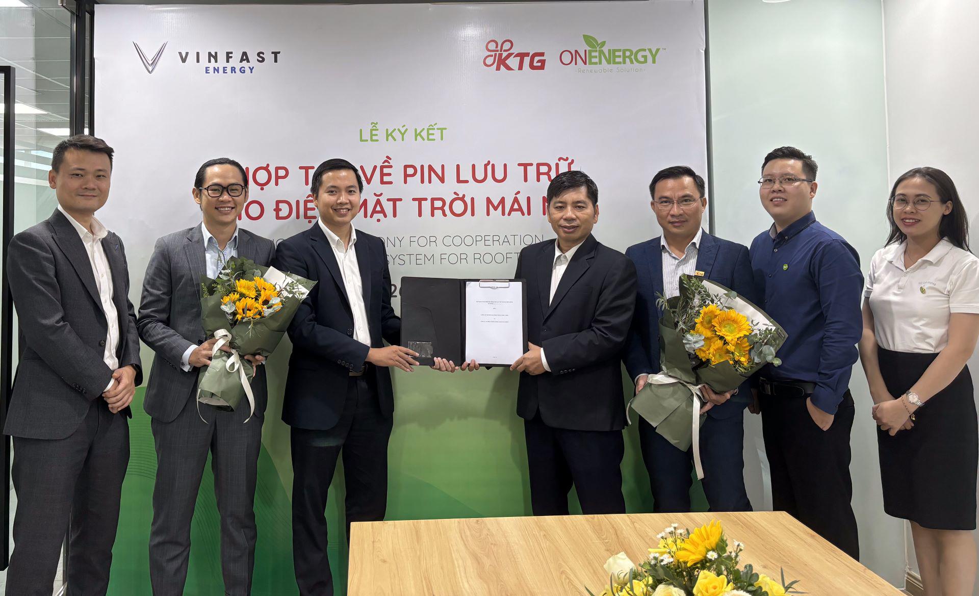 Ông Võ Lê Duy Đức - Giám đốc Đầu tư và Phát triển Năng lượng VinFast (bên trái) và Ông Trần Ngọc Tuấn Khanh - Tổng Giám đốc Công ty ON Energy ký kết thỏa thuận hợp tác