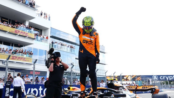 Norris ăn mừng chiến thắng đầu tiên đầy cảm xúc và là chiến thắng đầu tiên của McLaren sau gần 3&nbsp;năm
