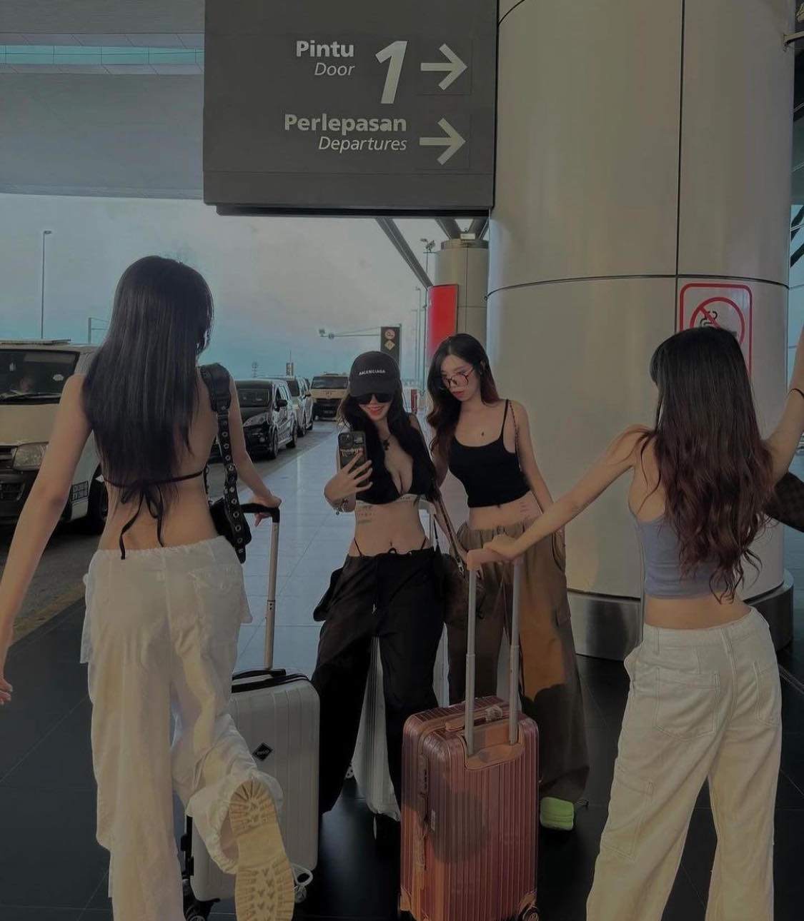 4 hot girl Thái Lan gây chú ý với trang phục mặc ra sân bay.
