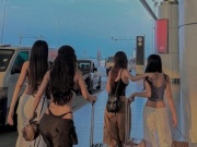 Thời trang - Nhóm 4 cô gái mặc áo bra, quần trễ lộ eo, hông gây chú ý ở sân bay