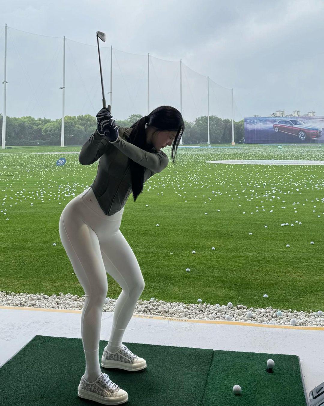 Mỹ nữ sở hữu vòng 3 tính bằng mét, mê đánh golf rèn đường cong hoàn mỹ - 1
