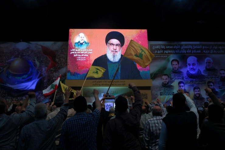 Người Lebanon xem bài phát biểu của Lãnh đạo nhóm Hezbollah - ông Sayyed Hassan Nasrallah ở thủ đô Beirut Lebanon hồi tháng 4. Ảnh: REUTERS