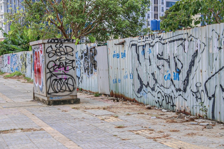 Nghệ thuật vẽ tranh đường phố graffiti không còn xa lạ tại Việt Nam, loại hình nghệ thuật đường phố này mang đến nhiều sự mới lạ và độc đáo. Tuy nhiên, việc vô ý thức của một số người khi vẽ bậy lên các tuyến phố, địa điểm công cộng đang gây mất mỹ quan thành phố.