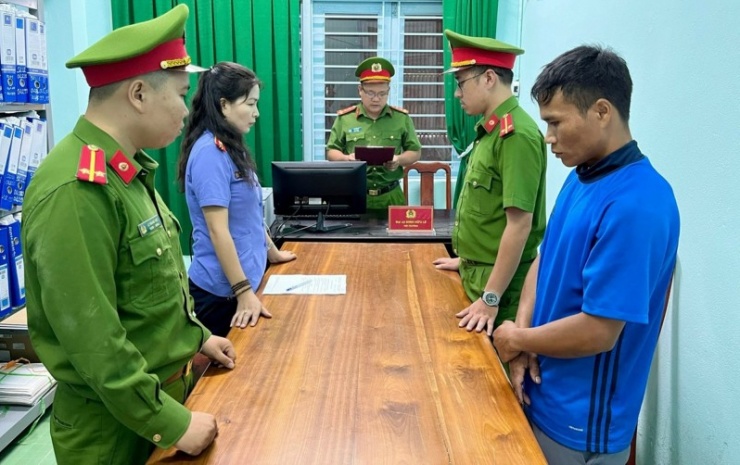 Cơ quan điều tra thực hiện&nbsp;lệnh bắt bị can để tạm giam đối với Pơloong Bưu.