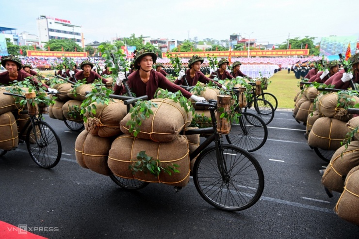 Điện Biên Phủ: Hình ảnh cảm động và khí thế hùng tráng trong lễ kỷ niệm 70 năm chiến thắng