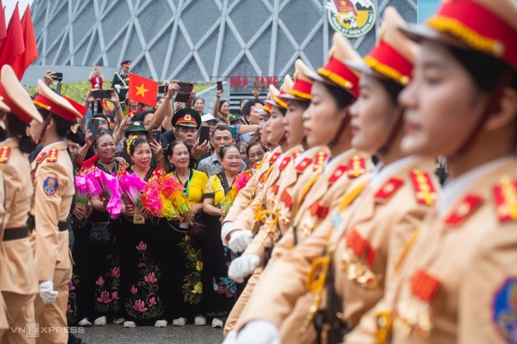 Các cụ bà, cựu chiến binh chăm chú theo dõi Khối nữ CSGT diễu hành trên đường Võ Nguyên Giáp.
