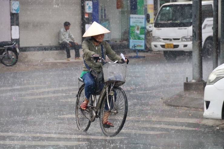 Mưa lớn ở Tân Phú làm nhiều người đi đường ướt sũng.