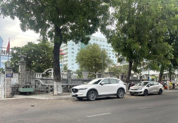 Khu vực đậu xe ở đường Nguyễn Huệ, TP Quy Nhơn. Ảnh: THU DỊU