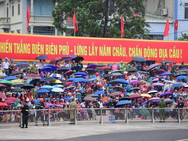 Hàng nghìn người chờ diễu binh dưới mưa