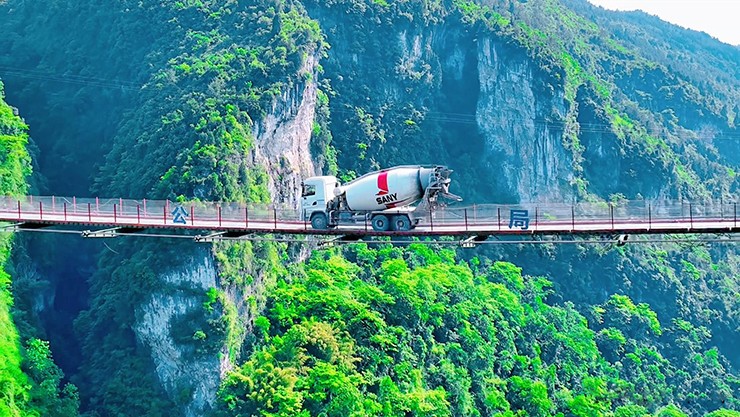 Các "Pháp sư Trung Hoa" từng gây kinh ngạc cho toàn thế giới khi xây dựng thành công một cây cầu treo chỉ bằng 4 bộ dây, không trụ không dây văng, bắc qua hẻm núi sông Dadong có độ sâu lên tới 300 mét.
