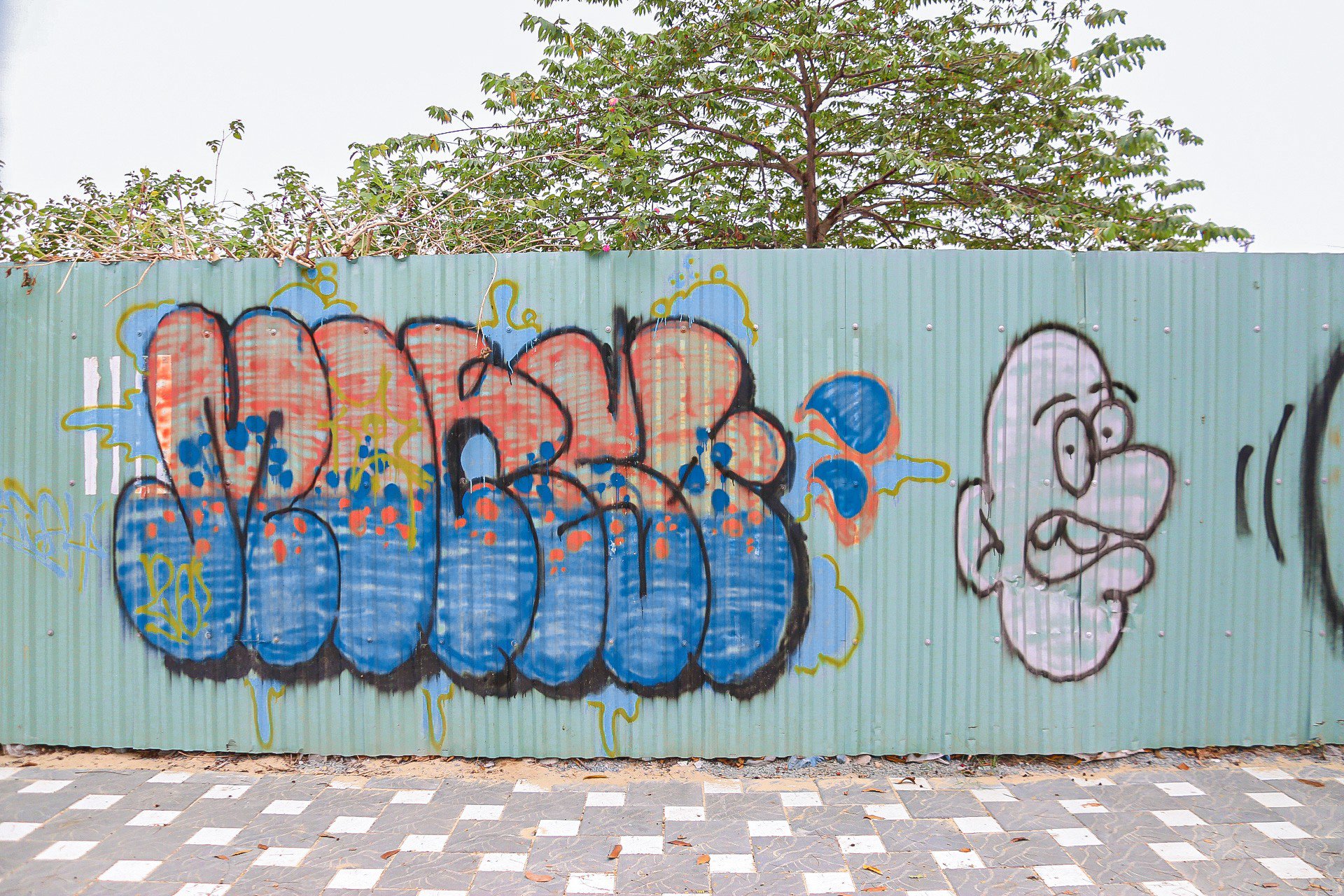Tình trạng sơn vẽ tại các công trình công cộng trên địa bàn TP. Đà Nẵng đang diễn ra thường xuyên nhưng đến nay vẫn chưa có hướng xử lý triệt để gây mất mỹ quan đô thị.
