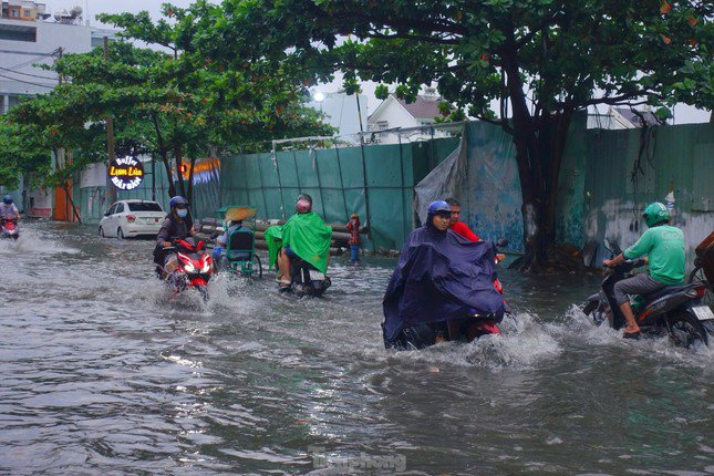 TPHCM chuẩn bị đón mưa chuyển mùa, cảnh báo khả năng ngập cục bộ