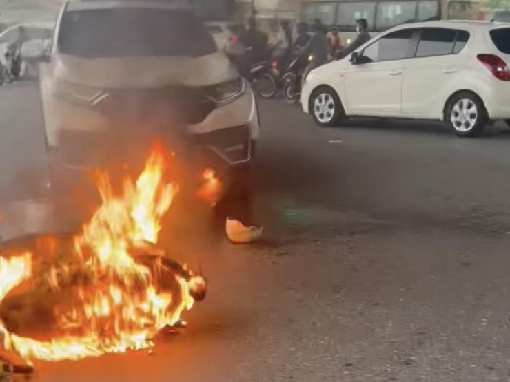 Hà Nội: Sau va chạm với ô tô, xe máy bốc cháy dữ dội