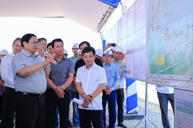 Thủ tướng kiểm tra tình hình thi công dự án Vân Phong - Nha Trang. Ảnh: Nhật Bắc.