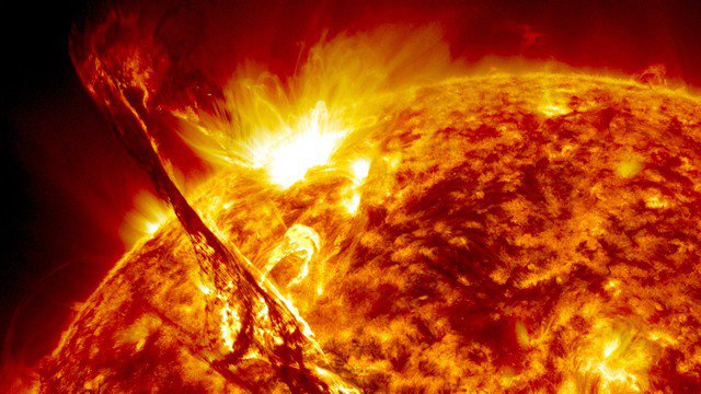 Một ngọn lửa Mặt Trời bùng nổ từ "họng súng vũ trụ" - Ảnh: NASA