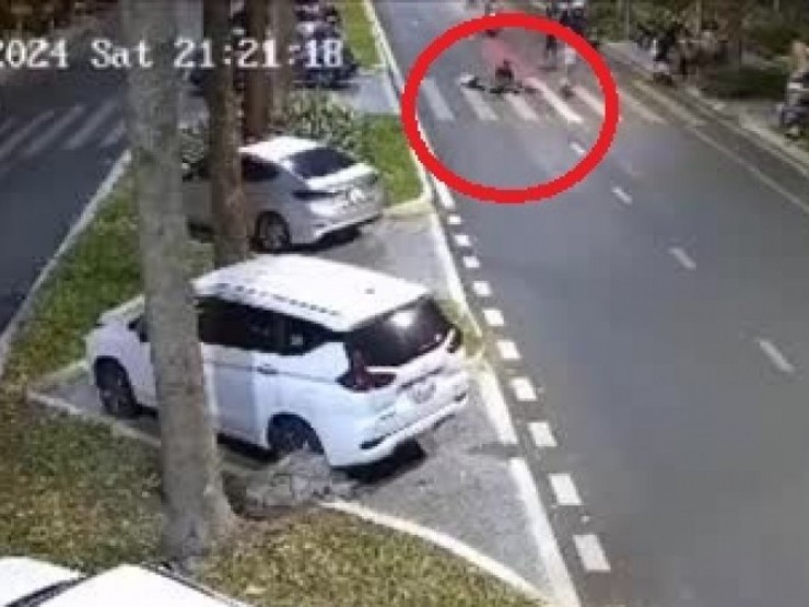 Clip: “Biker” phóng xe đạp tông gục người đi bộ sang đường