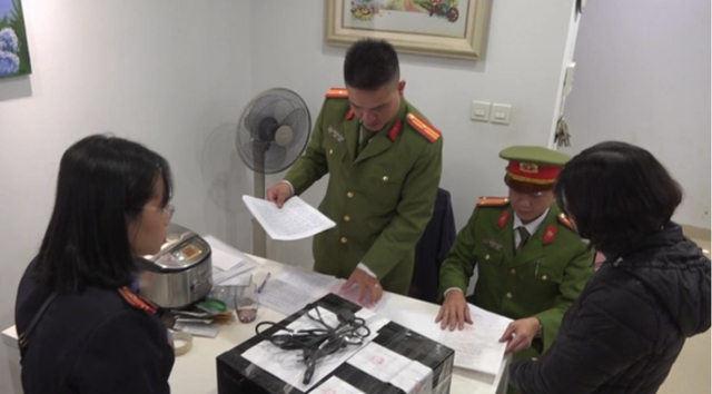 Công an khám xét nơi làm việc của các cán bộ Cục Đăng kiểm Việt Nam