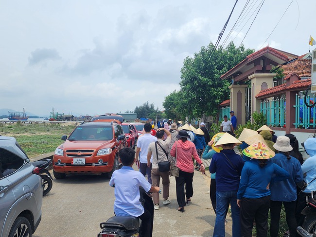 Khi một số ngư dân gặp nạn trở về, rất đông người dân đến thăm hỏi
