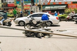 TP.HCM: Trụ đèn từ cầu vượt rơi xuống đường, đập trúng người đi xe máy