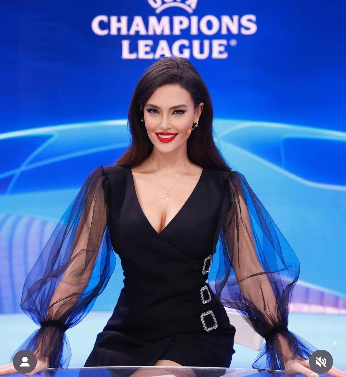 Váy áo dẫn sóng truyền hình Albani của nữ MC thể thao "hot hơn Cup C1" - 1