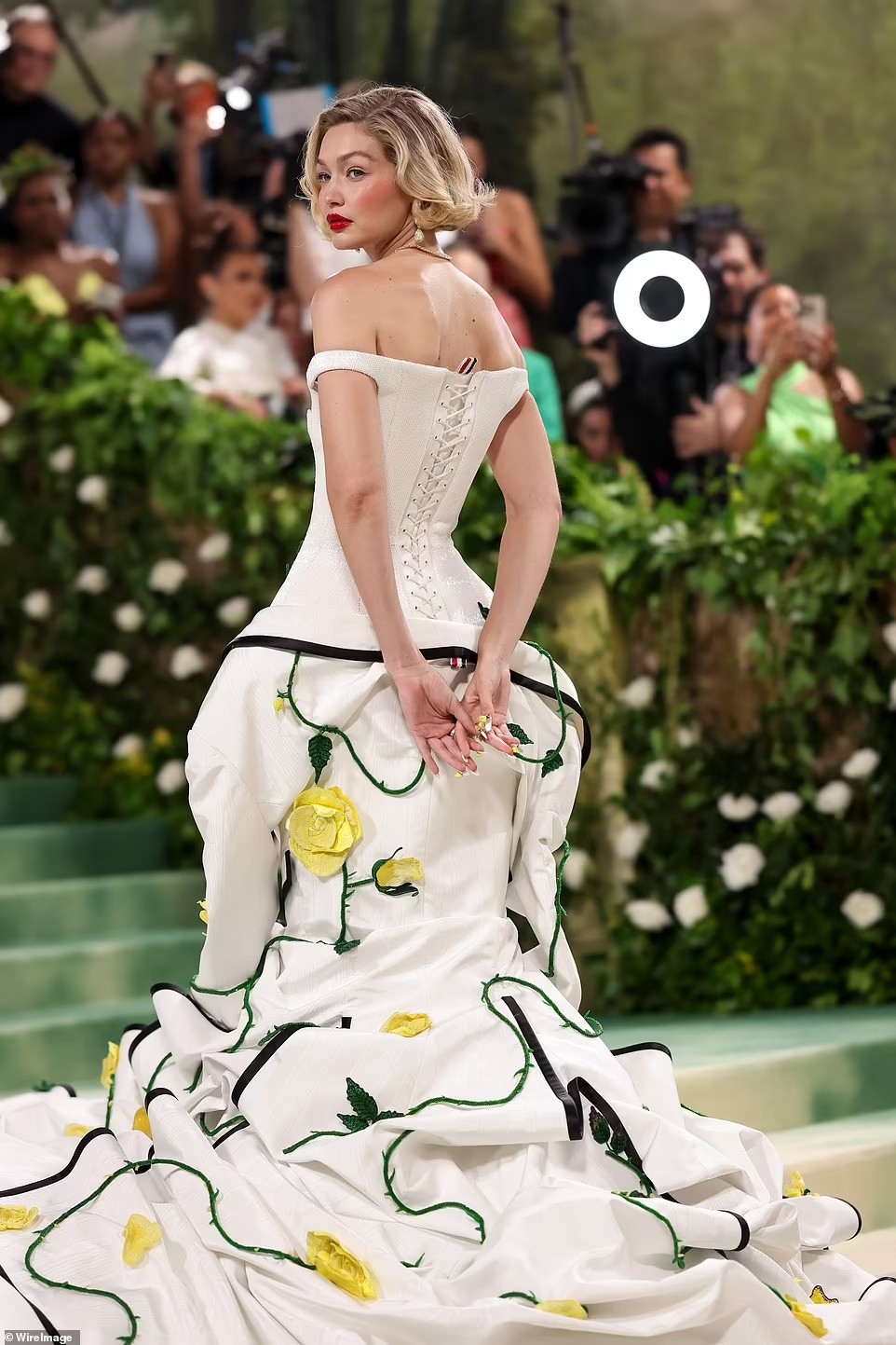 Loạt váy trong suốt, đính hoa đẹp mê hồn tại đại tiệc thời trang Met Gala 2024 - 4