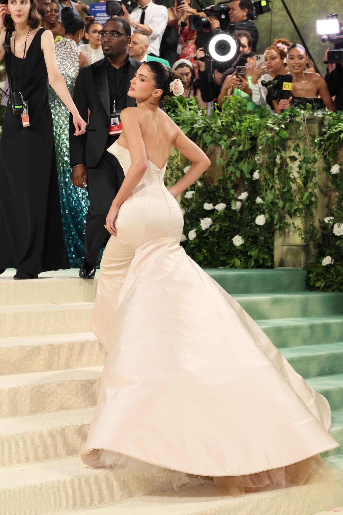 Em gái Kylie Jenner&nbsp;trông đơn
giản và sang trọng trong chiếc váy quây của&nbsp;Oscar de la Renta
và Sergio Rossi kết hợp cùng kiểu tóc búi, đính với một bông hồng
trên tóc.&nbsp;