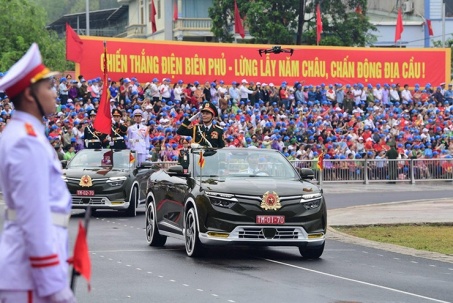 Xe điện VinFast VF 8 mui trần xuất hiện trong đoàn diễu hành tại TP....