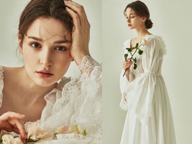 Do&nbsp; thường xuyên trang điểm nên trong lúc tẩy trang, cô massage kỹ vào phần chữ T để loại bỏ dầu nhờn và mụn đầu đen tích tụ.
