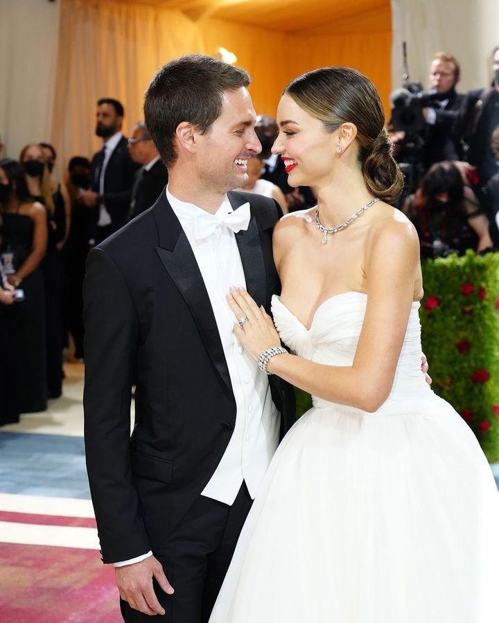 Miranda Kerr và chồng tỷ phú công nghệ xuất hiện trên thảm đỏ Met Gala 2023.