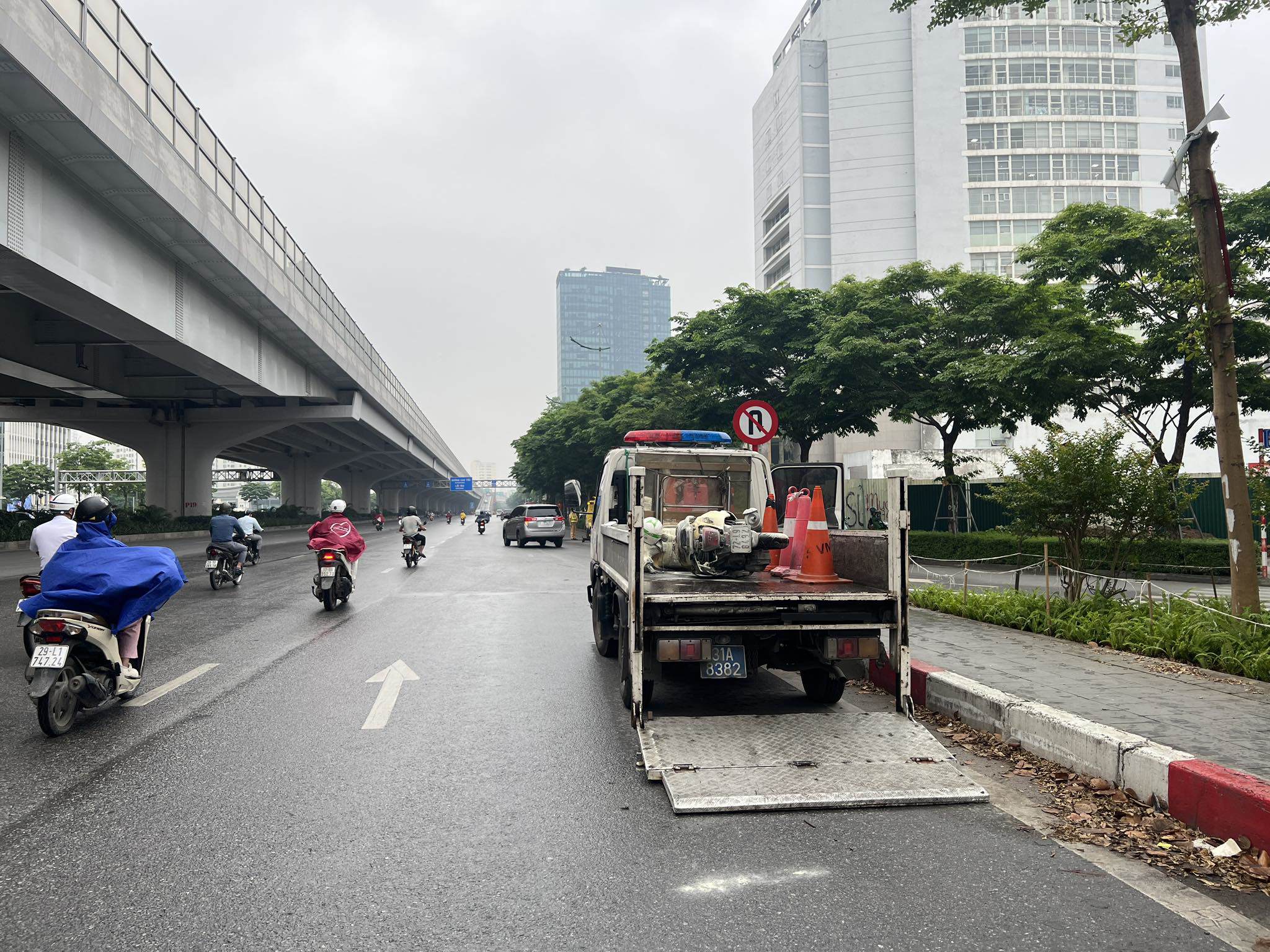 Va chạm kinh hoàng giữa ô tô và xe máy ở Hà Nội, xe máy bốc cháy dữ dội