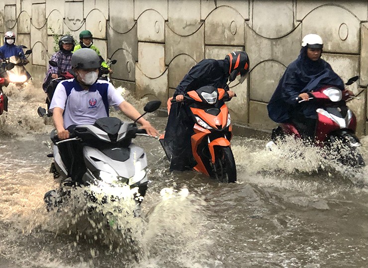 Hầm chui 75 tỷ đồng trước bến xe Miền Đông mới ngập lênh láng chỉ sau cơn mưa ngắn