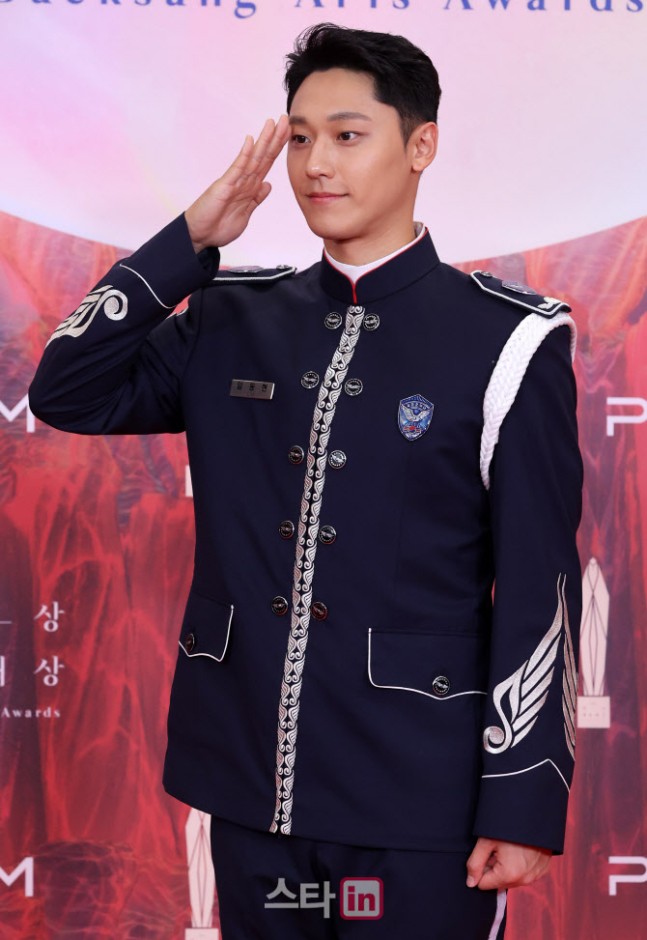 Lee Do Hyun xuất hiện trên thảm
đỏ Baeksang cùng đồng phục không quân. Việc sao Hàn sử dụng ngày
phép trong quân ngũ để tham dự một lễ trao giải là điều hoàn toàn
phù hợp với quy định.