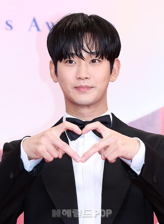 Kim Soo Hyun của "Nữ
hoàng nước mắt" tươi rói trên thảm đỏ