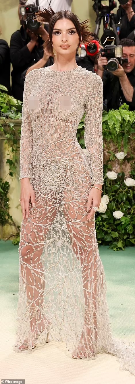 Emily Ratajkowski tiếp tục gây chú ý
khi diện trang phục ren màu nude xuyên thấu khoe body đến từ
Versace.&nbsp;