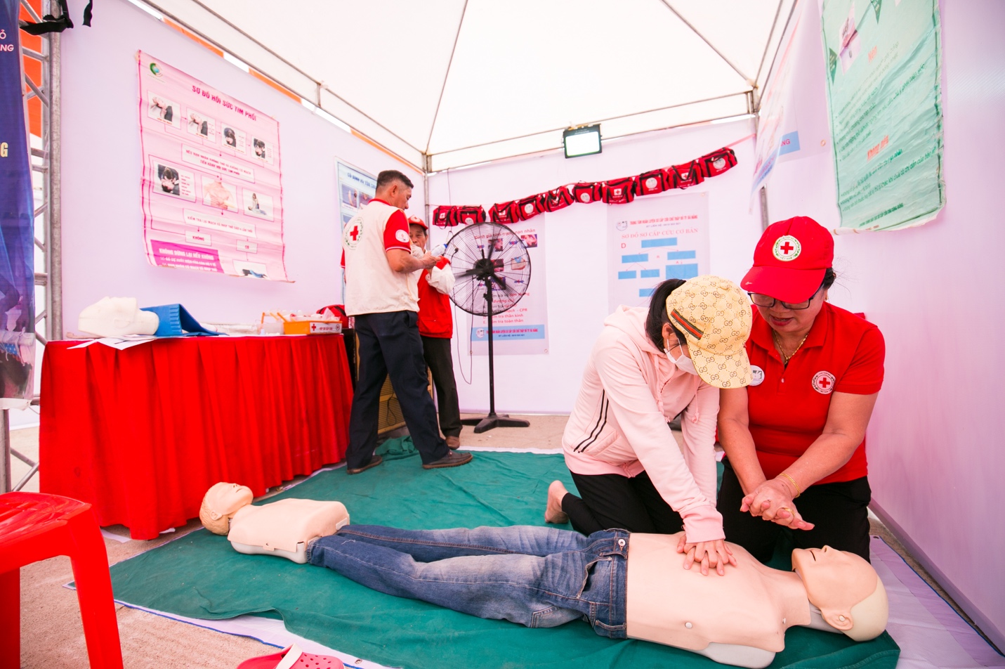 Người thu gom rác phi chính thức được đại diện Hội chữ Thập đỏ Thành phố Đà Nẵng hướng dẫn sơ cấp cứu tại các buổi đào tạo về An toàn và Sức khỏe Nghề nghiệp