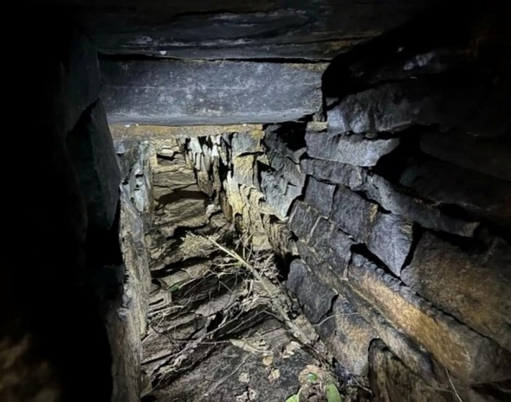 Cầu thang dẫn đến một đường hầm hẹp dưới lòng đất. Ảnh: NY Post