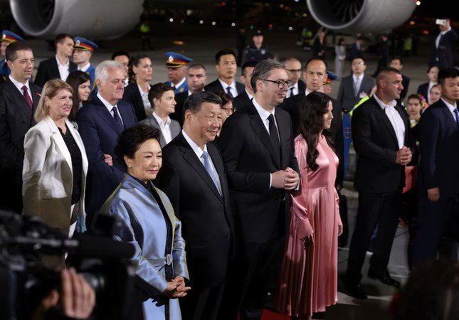 Tổng thống Serbia Aleksandar Vucic cùng phu nhân đón Chủ tịch Trung Quốc Tập Cận Bình và phu nhân tại sân bay Belgrade ngày 7/5. (Ảnh: Reuters)