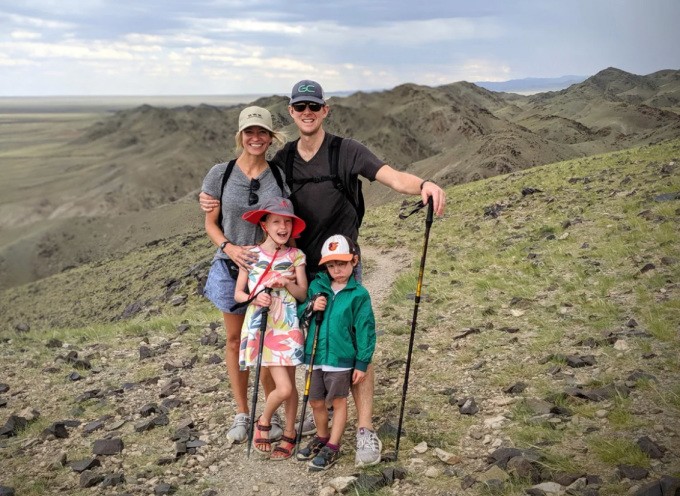 Gia đình Sullivan chụp ảnh tại sa mạc Gobi ở Mông Cổ. Ảnh: CNN