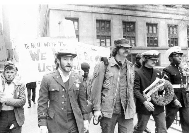 Ông Barry Romo ̣(thứ hai từ trái sang) trong một lần biểu tình phản đối Mỹ tham chiến ở Việt Nam, năm 1970. ̣(Ảnh: VVAW)