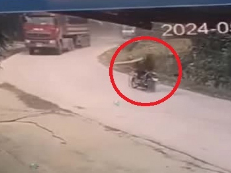 Clip: Ôm cua “mất kiểm soát” lao vào xe tải, tài xế xe máy gặp đại nạn