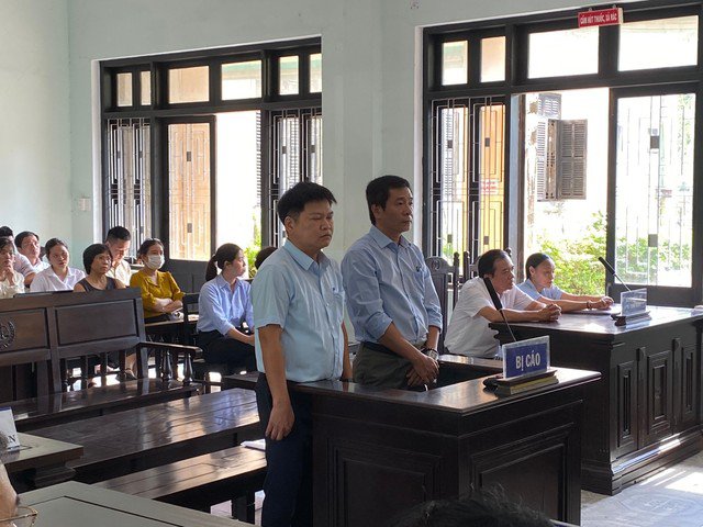 Ông Hoàng Văn Đức (bìa phải) và Hà Thúc Nhật tại phiên xét xử.