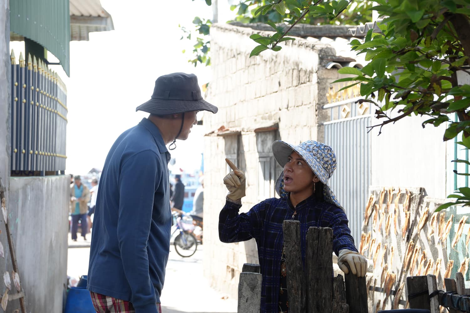 Tín Nguyễn: Cô gái làng chài tìm chồng sau bão "gây sốt" trong phim 300 tỷ - 1