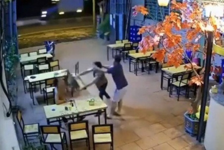 Người đàn ông bị đánh bầm dập tại phòng trà