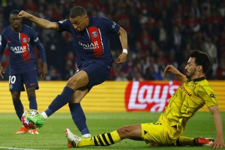 Tin mới nhất bóng đá tối 8/5: Huyền thoại Ferdinand hết lời khen hàng thủ Dortmund