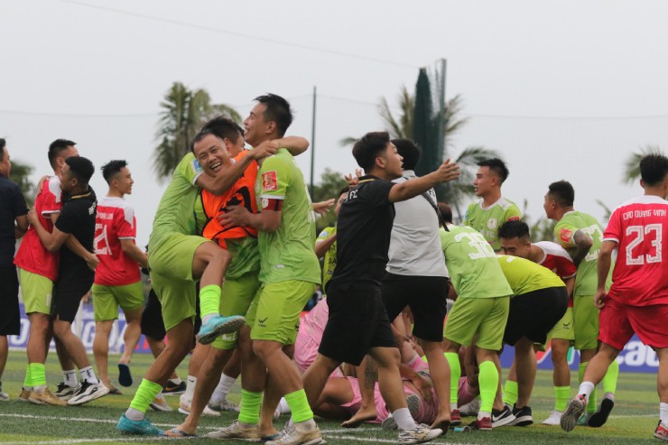 Đội bóng Đại Từ FC với cựu tuyển thủ quốc gia sân 11, Việt Phong (đeo băng đội trưởng) giành siêu cúp bóng đá 7 người 2024 hôm 5/5. Ảnh BTC