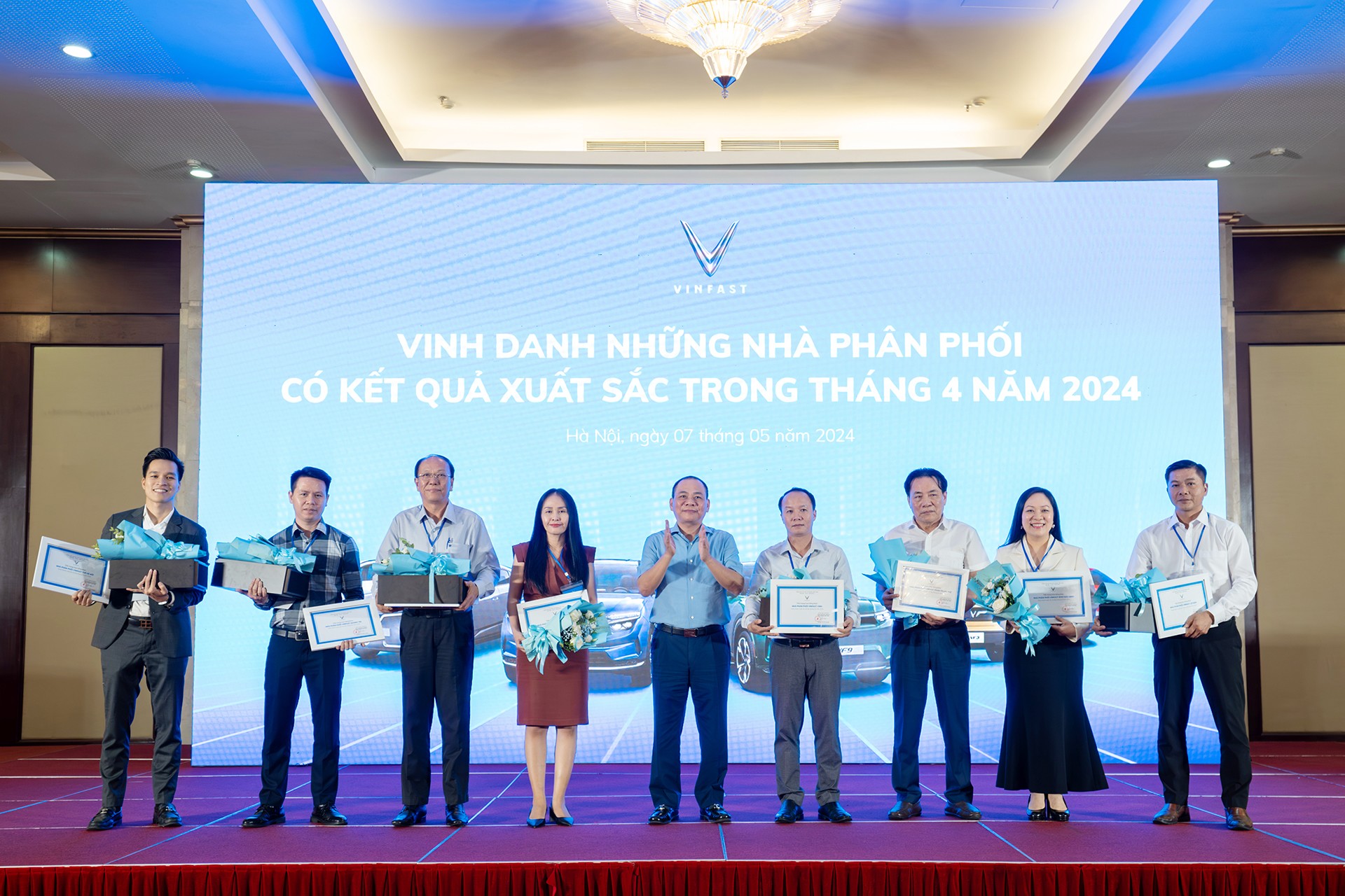 Chủ tịch Tập đoàn Vingroup Phạm Nhật Vượng vinh danh những nhà phân phối có kết quả kinh doanh xuất sắc tại Hội nghị Nhà phân phối Ô tô điện VinFast toàn quốc 2024.