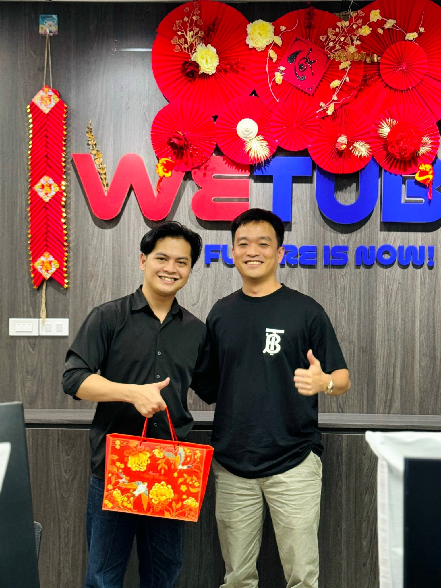 Giám đốc Vũ Văn Đông chụp ảnh kỉ niệm cùng nhân viên