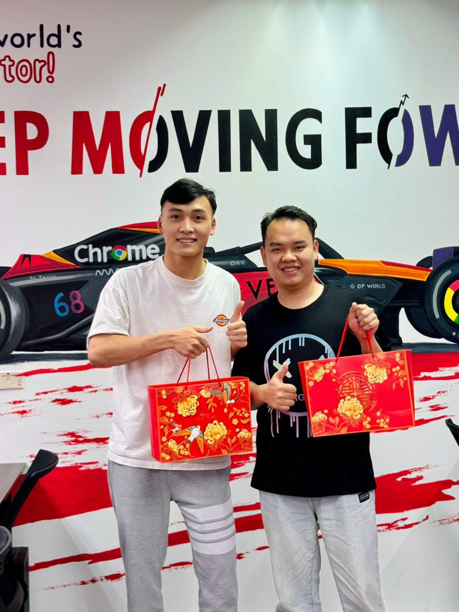 Nhân viên của WETUBE nhận quà tri ân mừng xuân 2024